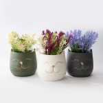 Икебана котка с цветя