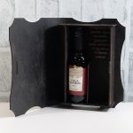 Малка книга с бутилка вино Честит празник