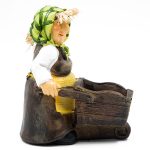Градинска декорация кашпа баба с количка 19 см