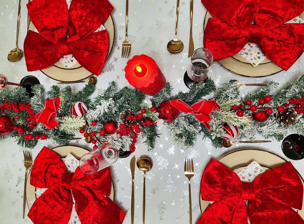 Коледна подредба на маса с продукти от InHouse